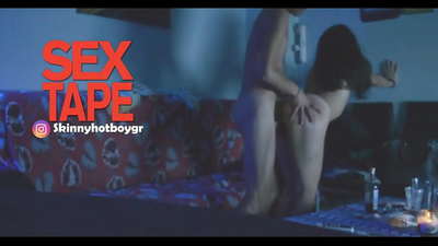 તેના બોયફ્રેન્ડ સાથે સુંદર શાળાની છોકરી